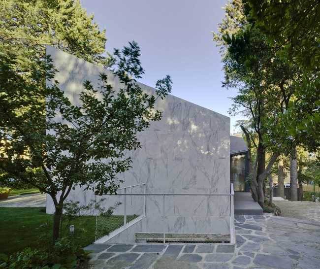 Vivienda de madera realizada sobre un natiguo aljibe en la sieera de Madrid.