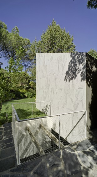 Vivienda de madera realizada sobre un natiguo aljibe en la sieera de Madrid.