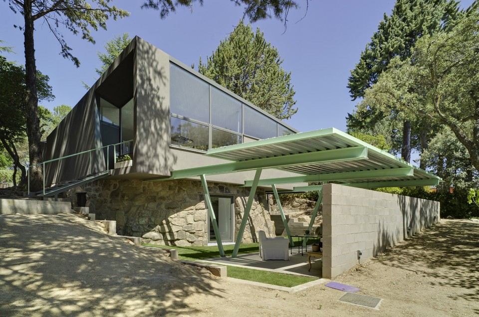 Vivienda de madera realizada sobre un natiguo aljibe en la sieera de Madrid.