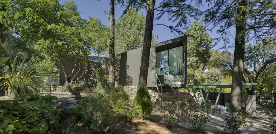 Vivienda de madera realizada sobre un natiguo aljibe en la sieera de Madrid.