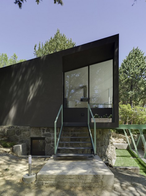 Vivienda de madera realizada sobre un natiguo aljibe en la sieera de Madrid.