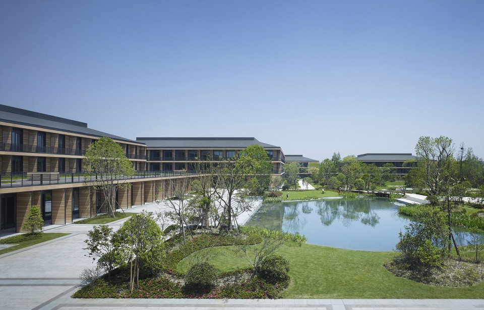 Medical Park Wuzhen, China Wettbewerb 2011 Heil- und Pflegekomplex Rehaklinik Entwurf: Meinhard von Gerkan und Stephan Schütz mit Nicolas Pomränke Partner: Stephan Schütz Assoziierter Partner: Nicolas Pomränke Projektleiter Wettbewerb: Johann von Mansberg Projektleiter Ausführung: Kristin Schoyerer, Niklas Veelken, Chen Yue Bauherr: YaDa International Holdings Ltd. BGF-Daten: 75.830m²