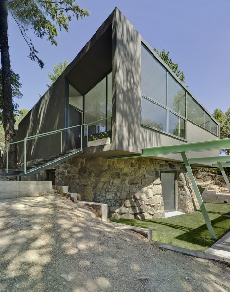Vivienda de madera realizada sobre un natiguo aljibe en la sieera de Madrid.