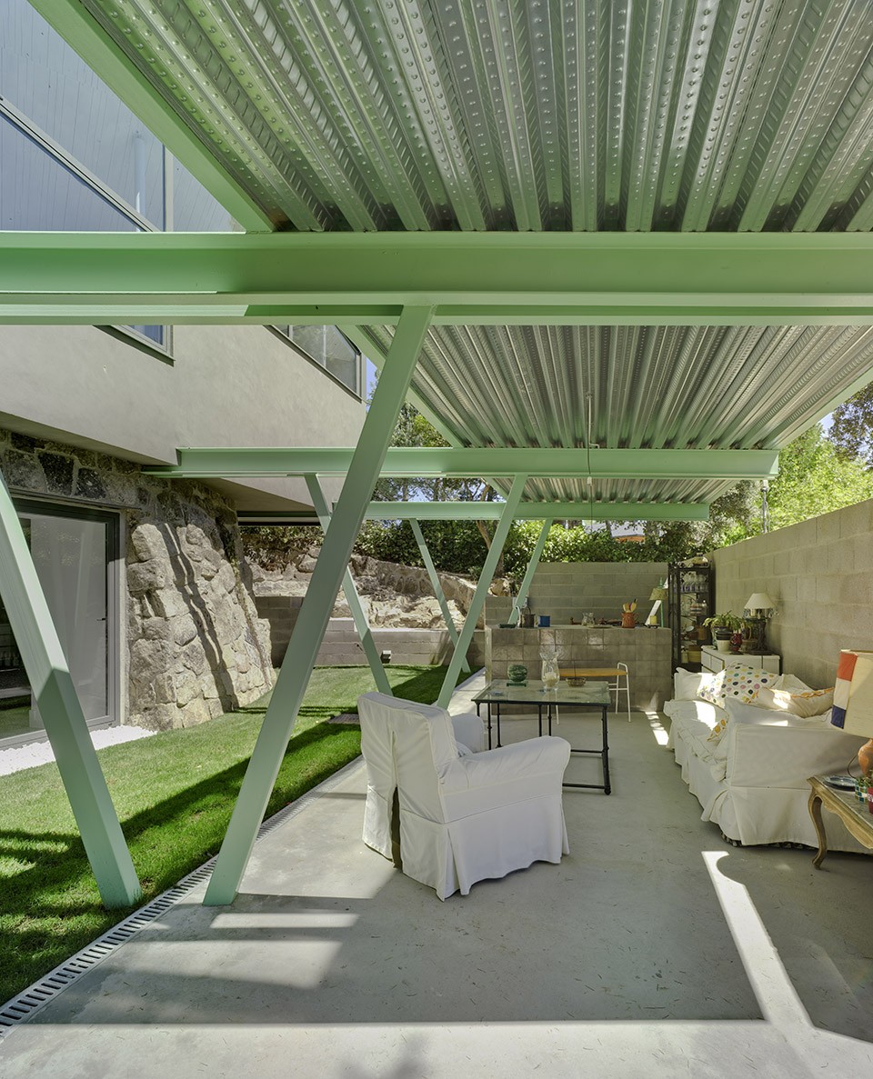Vivienda de madera realizada sobre un natiguo aljibe en la sieera de Madrid.