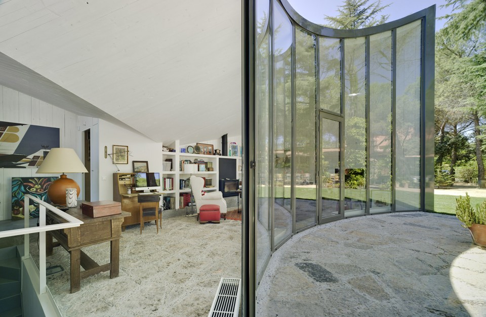 Vivienda de madera realizada sobre un natiguo aljibe en la sieera de Madrid.