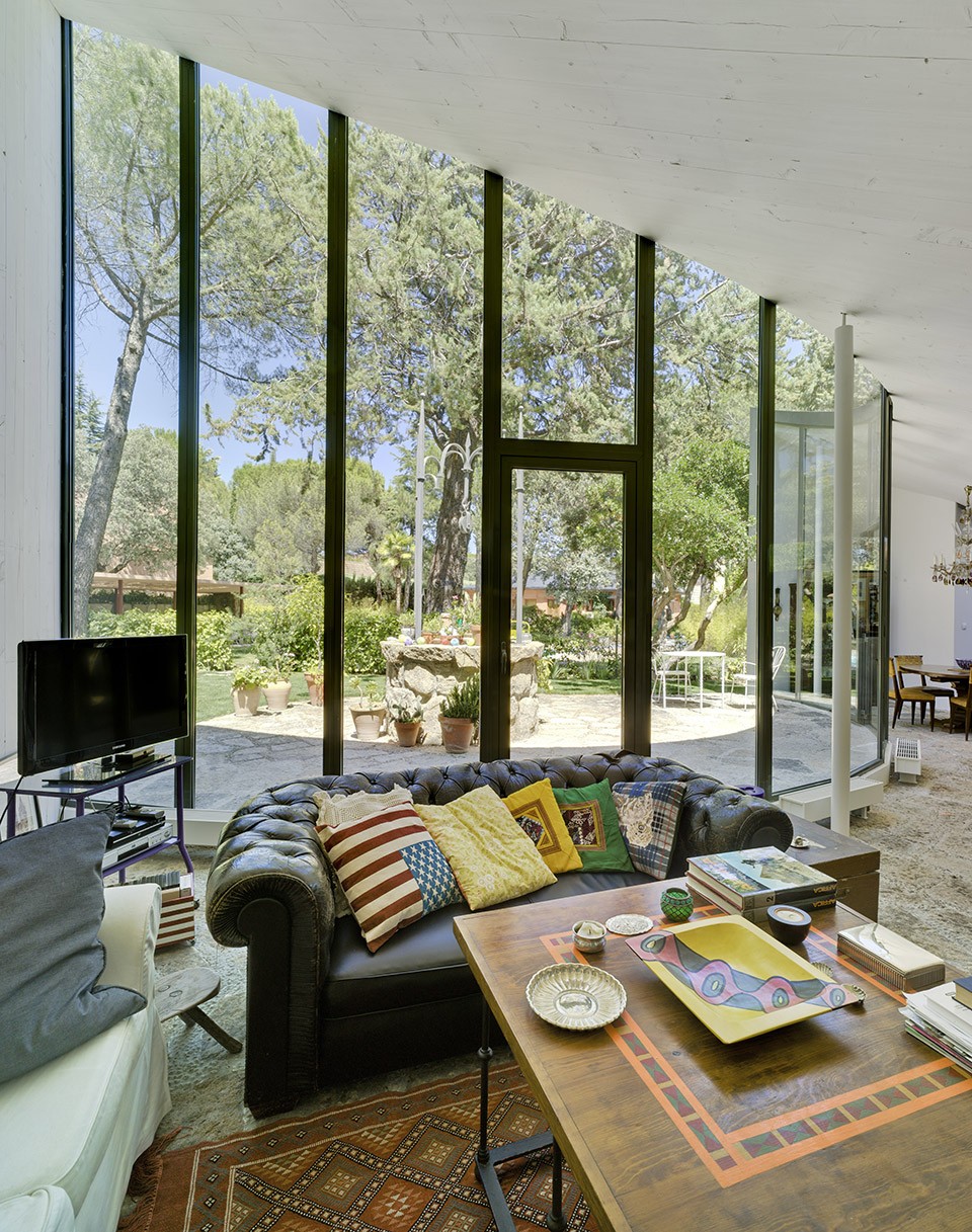 Vivienda de madera realizada sobre un natiguo aljibe en la sieera de Madrid.