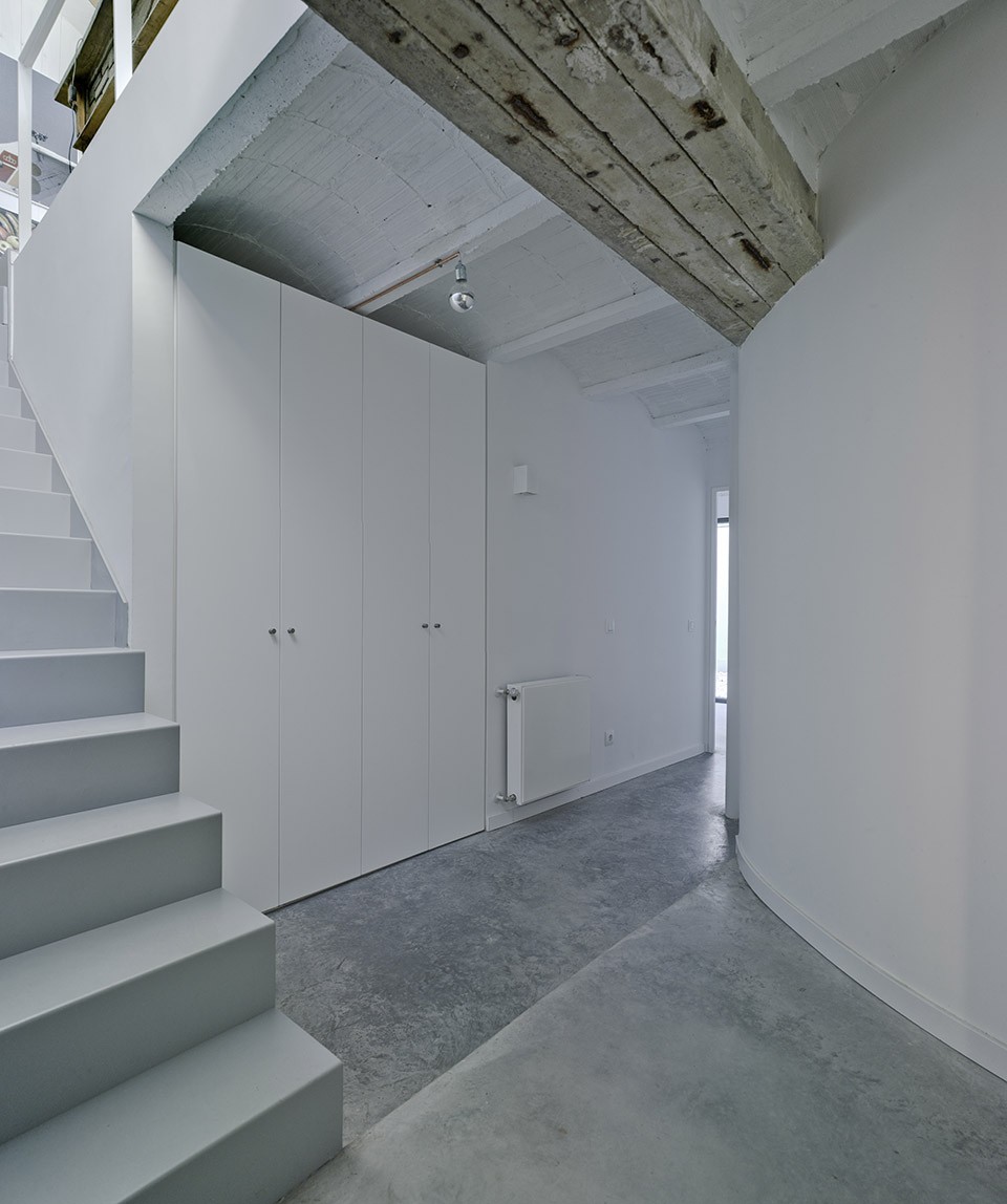 Vivienda de madera realizada sobre un natiguo aljibe en la sieera de Madrid.