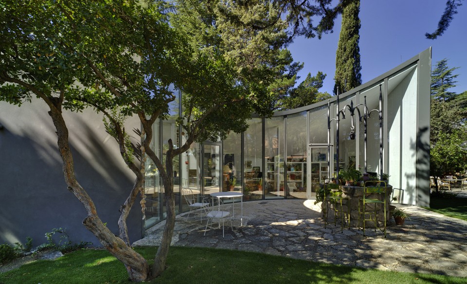 Vivienda de madera realizada sobre un natiguo aljibe en la sieera de Madrid.