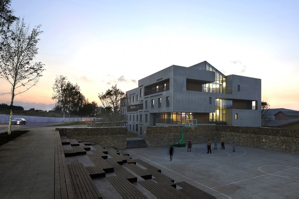 3-View from the pathway to the basketball court _New Youth Commune_Wang Shuo