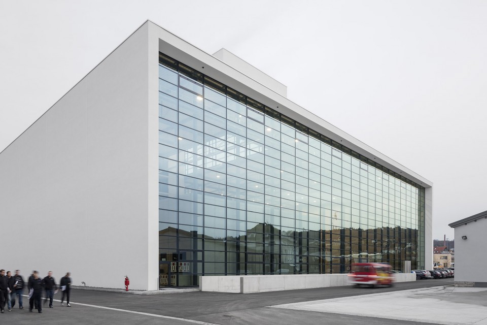 Übungshalle der staatlichen Feuerwehrschule Würzburg Wettbewerb 2012 - 1.Preis Übungshalle mit Gebäudeatrappen (Ein- und Mehrfamilienhaus, Hochhaus, Gebäude besonderer Art und Nutzung) für eine wirklichkeitsnahe Ausbildung der Bayerischen Feuerwehrleute. Entwurf: Volkwin Marg mit Jürgen Hillmer Partner: Jürgen Hillmer Projektleitung: Kai Ritzke Bauherr: Staatliches Bauamt Würzburg BGF-Daten: 7.700 m² (5.500 m²) Bauzeit: 2014 - 2016