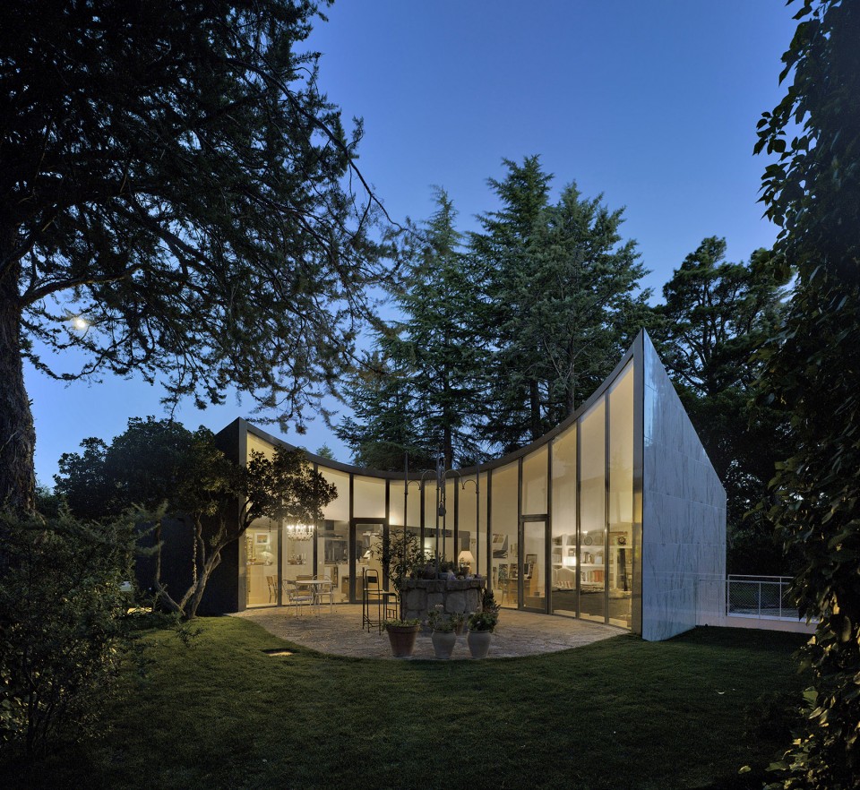 Vivienda de madera realizada sobre un natiguo aljibe en la sieera de Madrid.