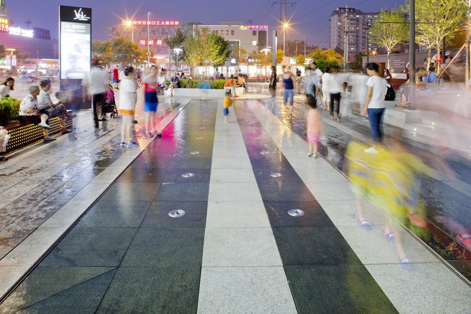 013-Waiting for the Next Ten Minutes - U-Center Plaza by by Z + T STUDIO