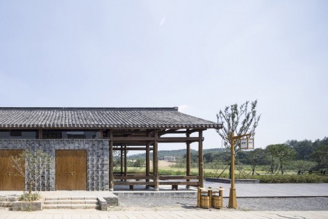 1沿主街立面-A-Rural-Shop-at-Huashu-Village-Nanjing-China-by-Atelier-Zhouling-960x640