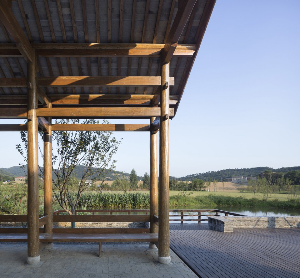 10木构与坐凳- A Rural Shop at Huashu Village, Nanjing, China by Atelier Zhouling