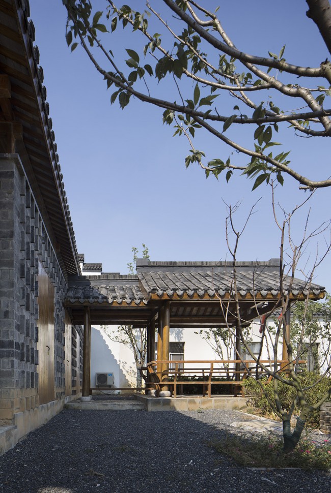 7侧面的凉亭- A Rural Shop at Huashu Village, Nanjing, China by Atelier Zhouling