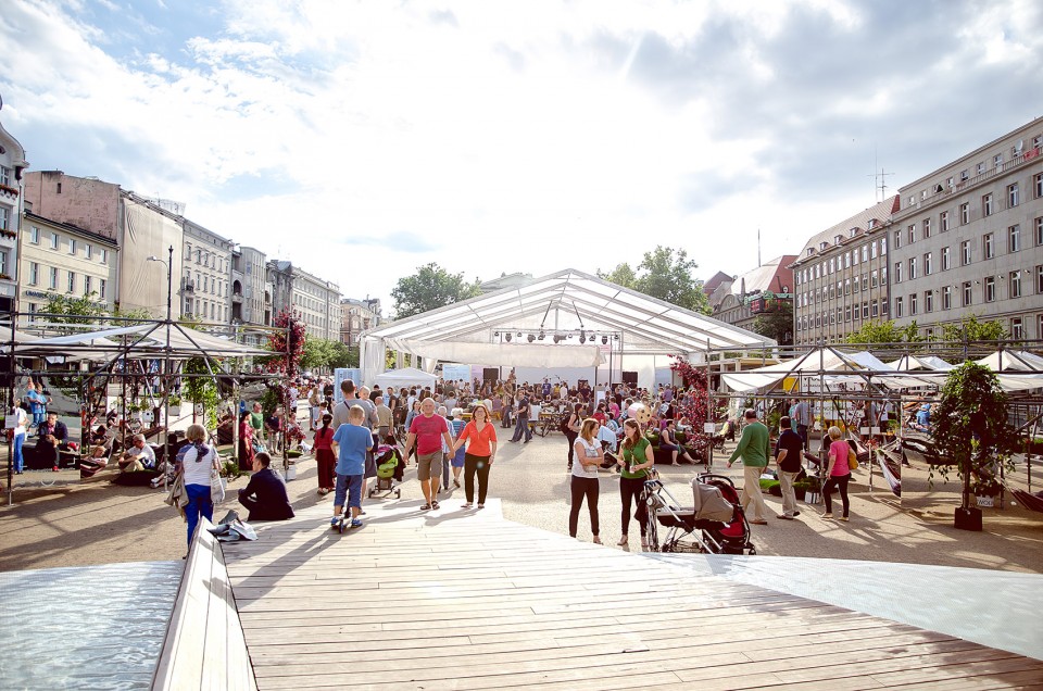001-Temporary public space for Malta Festival Poznan 2016 on Plac Wolnosci by Atelier Starzak Strebicki