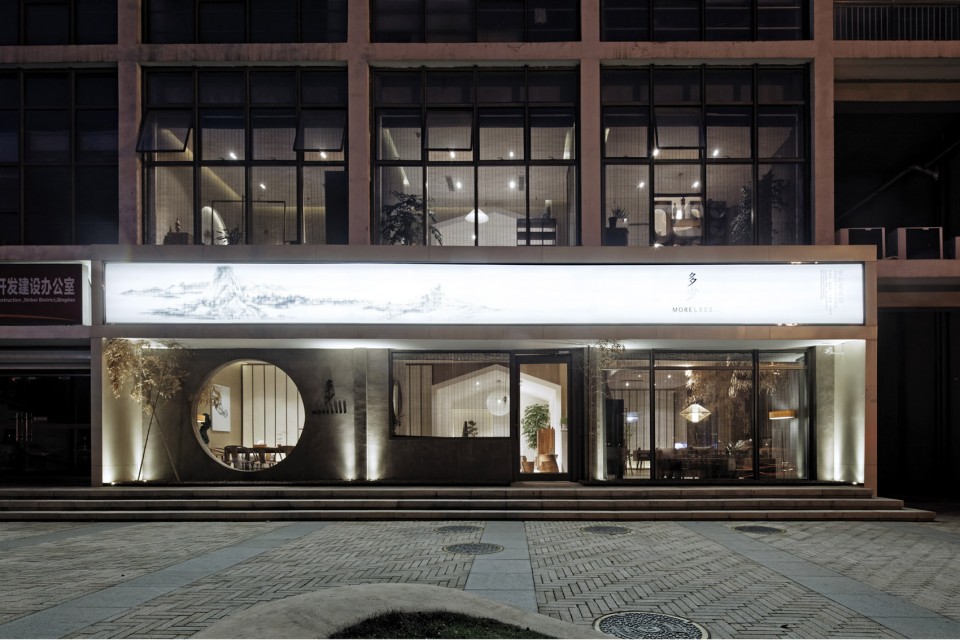 002空间坐落于群房一、二层的独立店铺,门前有个小广场,与马路有个缓冲