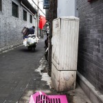 天真行为，无邪设计：胡同排水口盖子烟灰缸 / odd