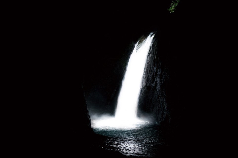 05-Waterfall Deep in the Mountains by teamLab
