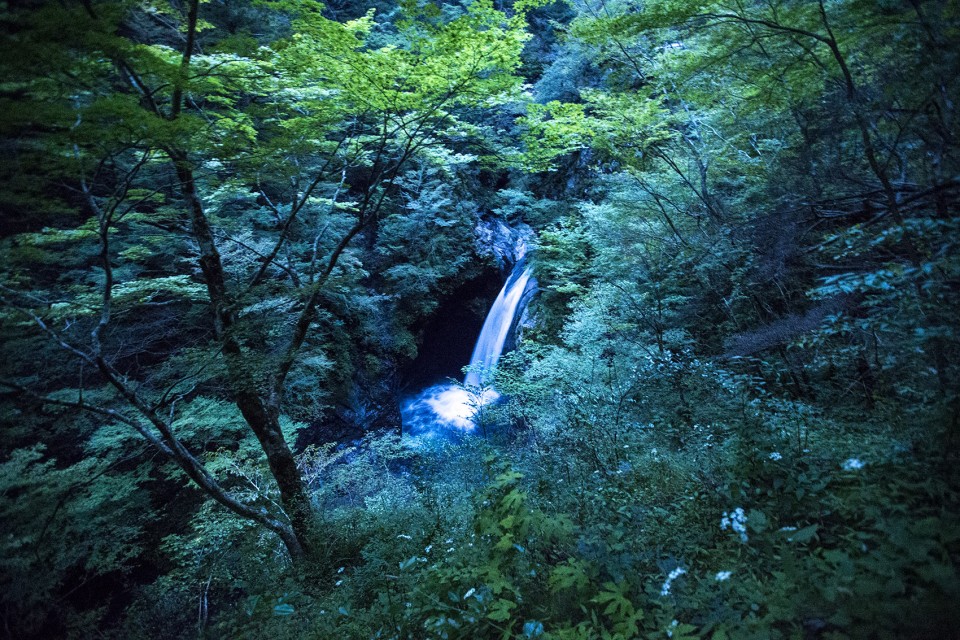 11-Waterfall Deep in the Mountains by teamLab