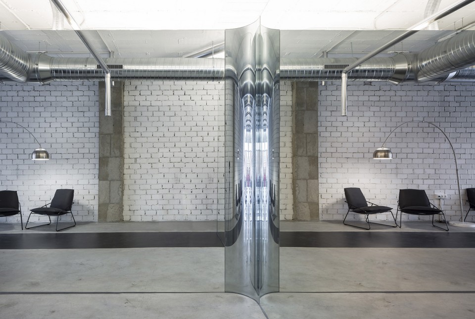 2-curved mirror4_if these walls_ SERRANO + BAQUERO