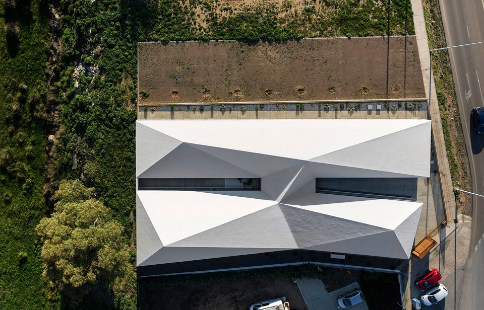 流畅通透-城镇综合发展中心建筑 / NGNP + F. Garrido