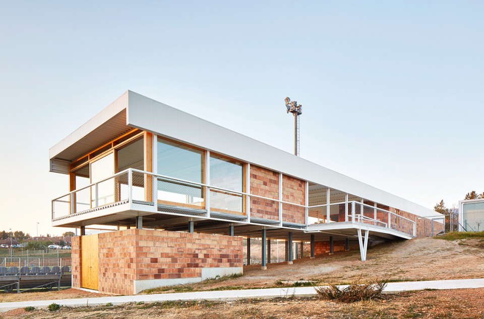 Matadepera球场观赛台，市政体育设施的支持性空间 / BAMMP Arquitectes