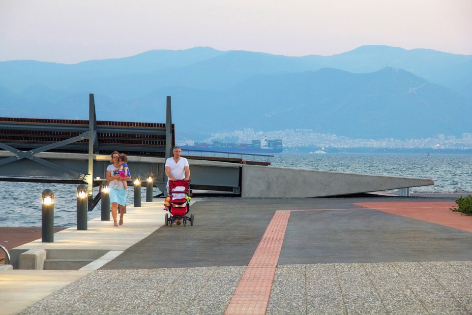 013-Bostanli Footbridge & Sunset Lounge