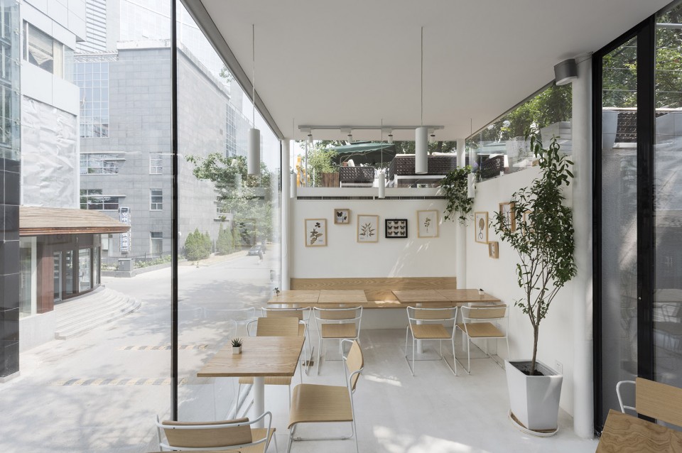 3-临街的平台与邻居外墙构成的就餐空间_TiensTiens cafe_TAO