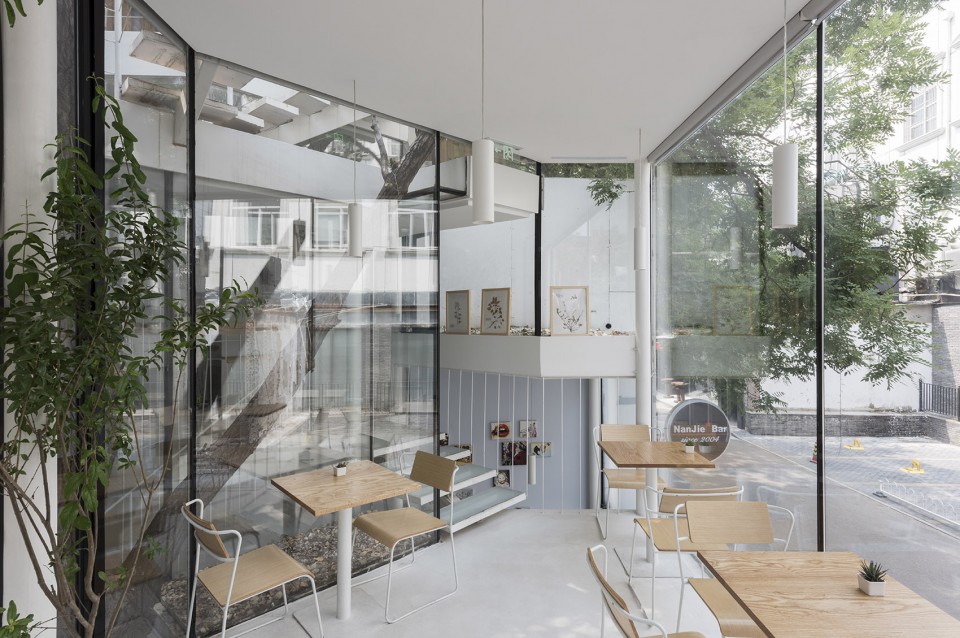 3-街道和树干同时成为空间的景观_TiensTiens cafe_TAO
