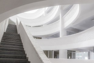 4-inclined-atrium_lideta-mercato_vilalta-960x738