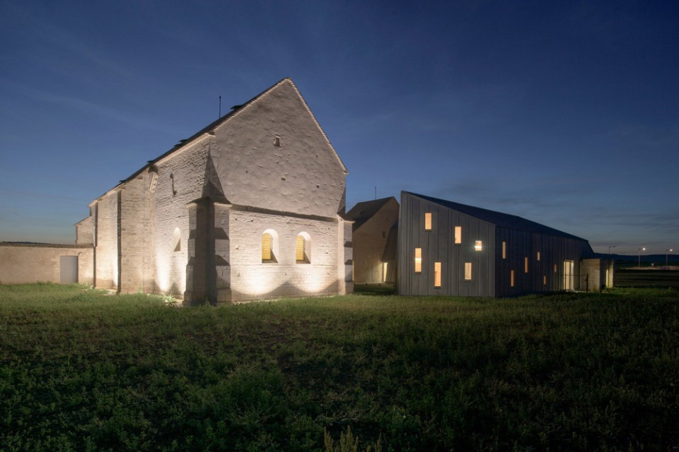 8-night1_Conversion of the Former Hospital_JUNG Architectures_Simon Buri