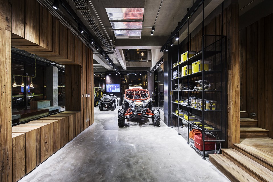 图8_Bombardier Flagship Store_ Ben Zhe Architecture
