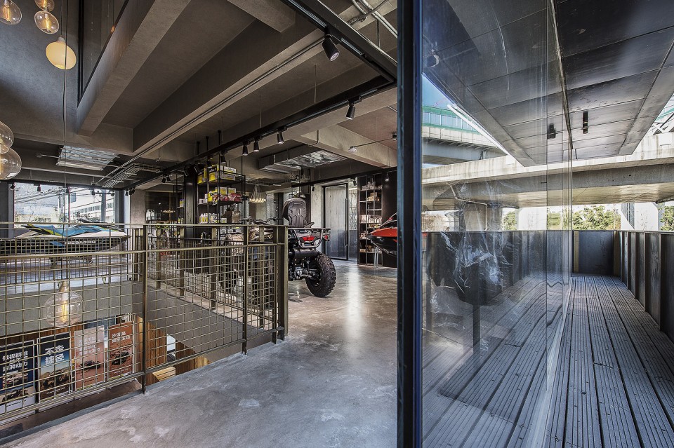 图9_Bombardier Flagship Store_ Ben Zhe Architecture