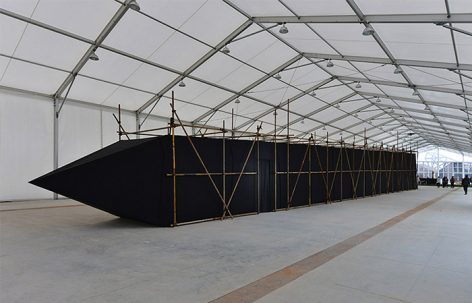 建一座倒塌的碑，上海时装周 / 退化建筑