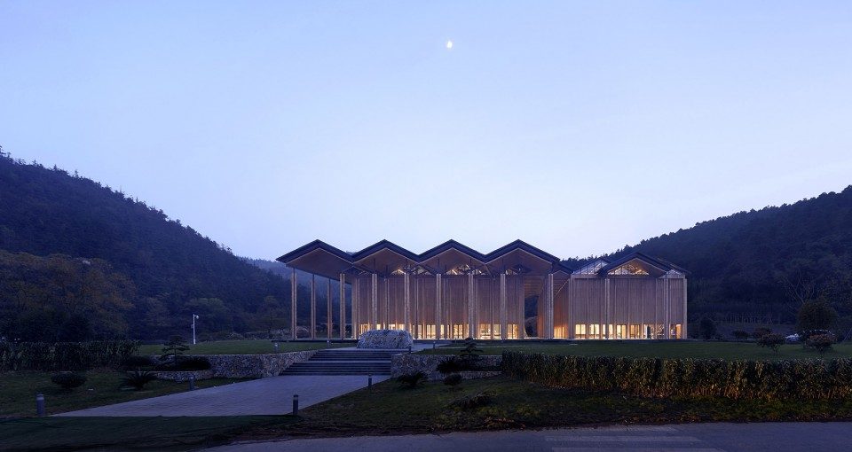 入口立面远眺 摄影:候博文 Shitang Village Internet Conference Center Jiangning China by AZL Architects 960x510
