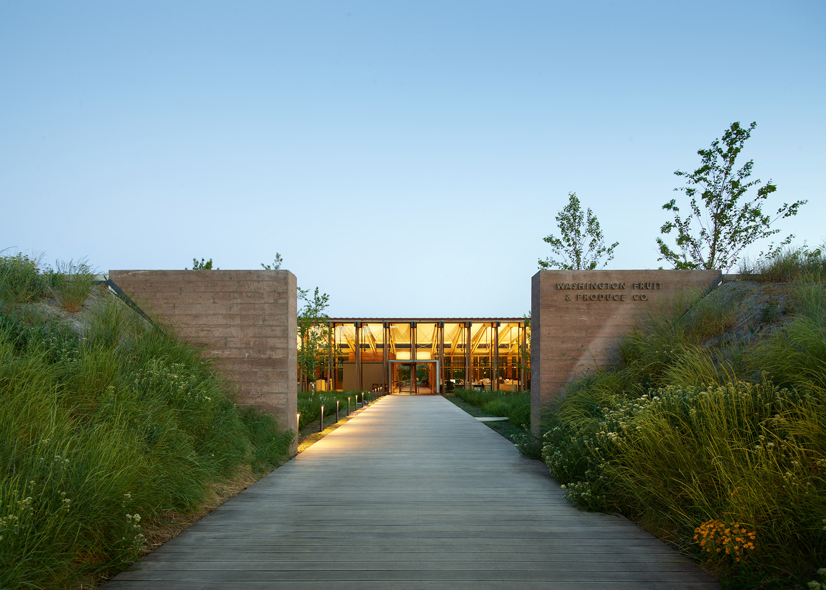 Washington Fruit & Produce Co. Headquarters By Graham Baba Architects 谷德设计网