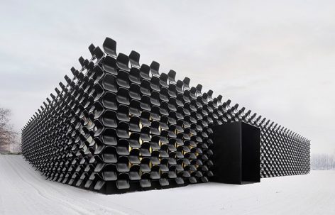 天马行空 - 椅子用作外立面的展厅，捷克 / CHYBIK+KRISTOF