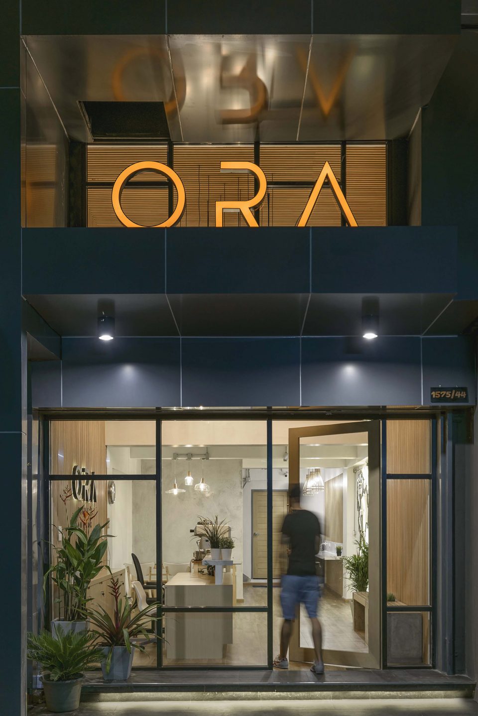 Ora Hostel exterior detail 8515