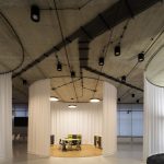 天马行空 - 椅子用作外立面的展厅，捷克 / CHYBIK+KRISTOF