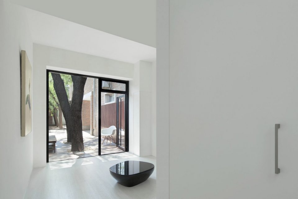 Ying gallery renovation By Praxis d’Architecture