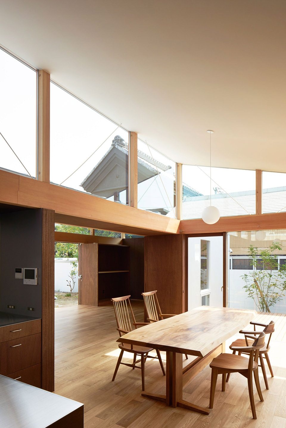 dining1 House with Gardens and Roofs ARII IRIE ARCHITECTS
