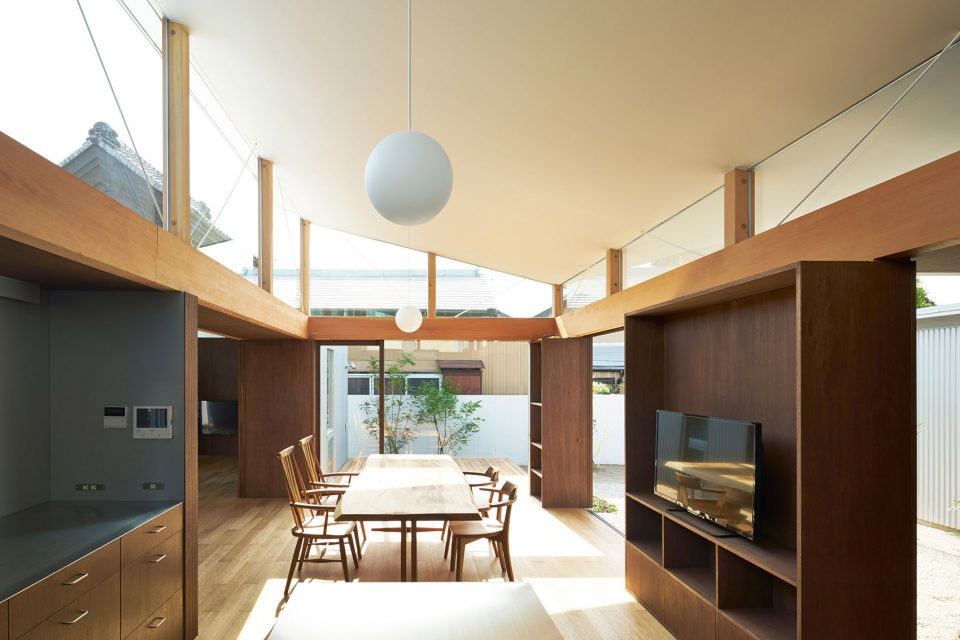 dining2 House with Gardens and Roofs ARII IRIE ARCHITECTS