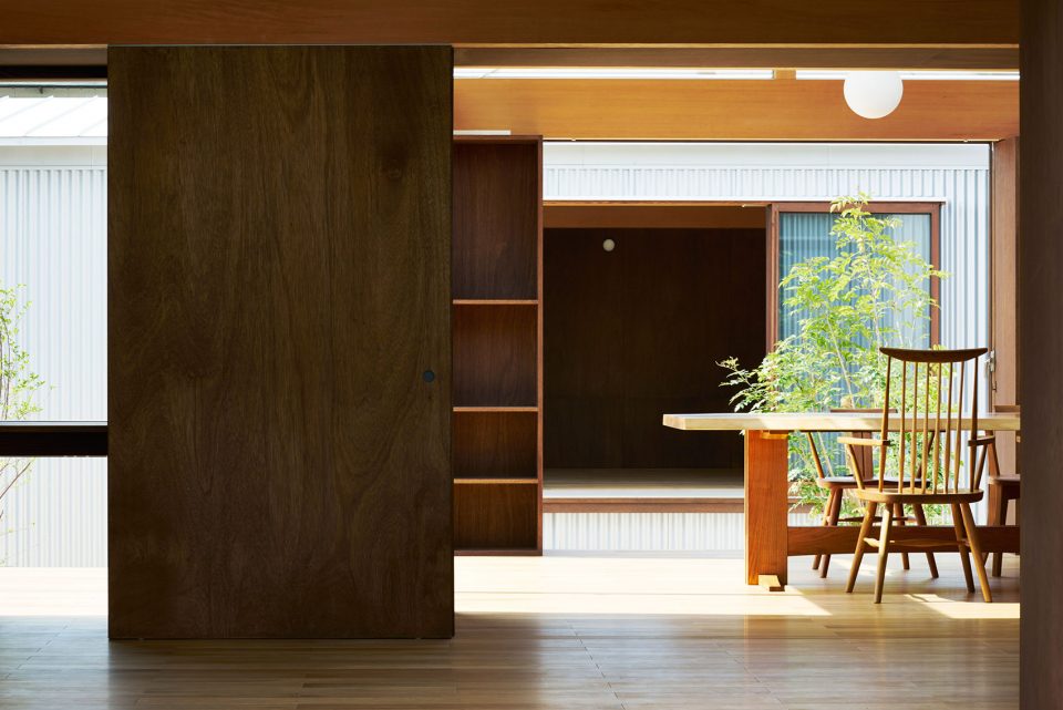 open space House with Gardens and Roofs ARII IRIE ARCHITECTS