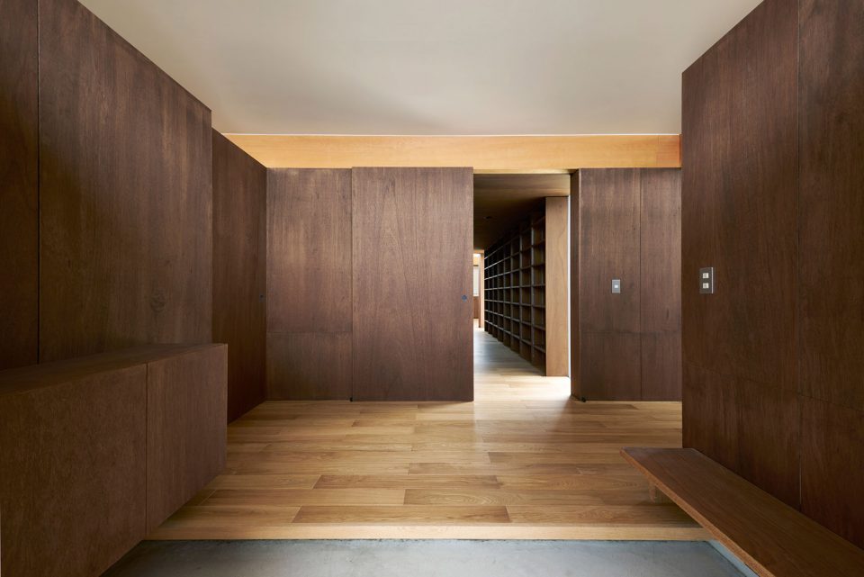 wood House with Gardens and Roofs ARII IRIE ARCHITECTS