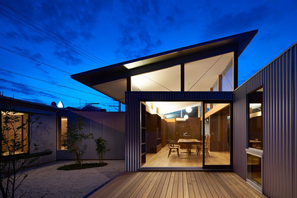 night2 House with Gardens and Roofs ARII IRIE ARCHITECTS