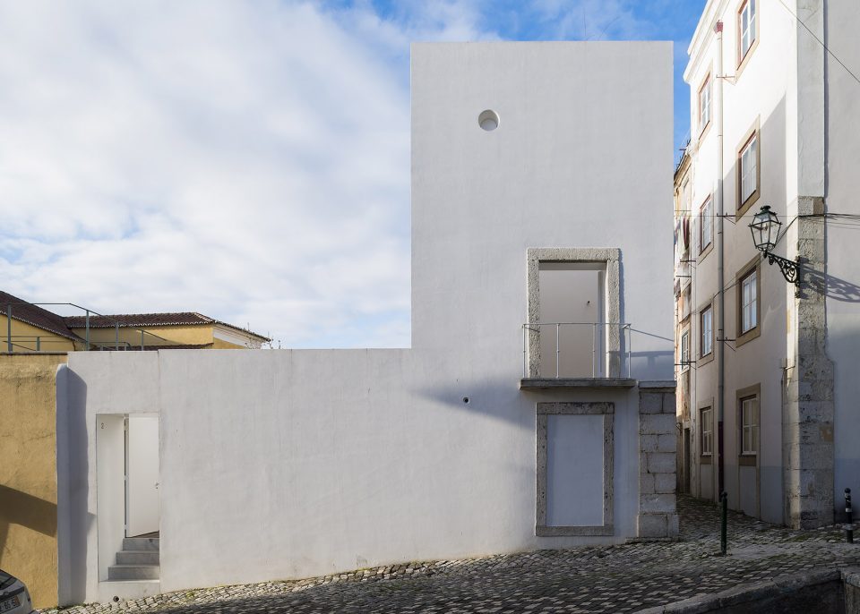 House in Alfama Lisbon By Matos Gameiro arquitectos 960x686