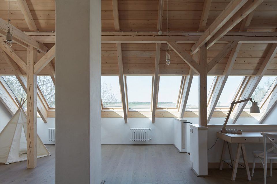 House by the Forest By kaa studio