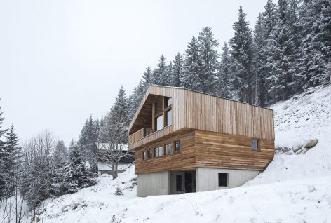 Mountain House By Studio Razavi Architecture