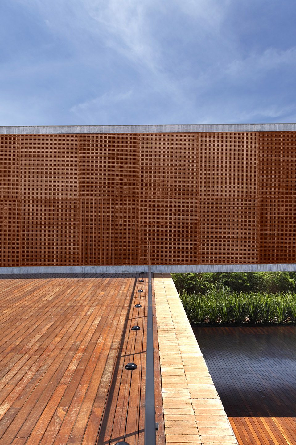 BT House By Studio Guilherme Torres